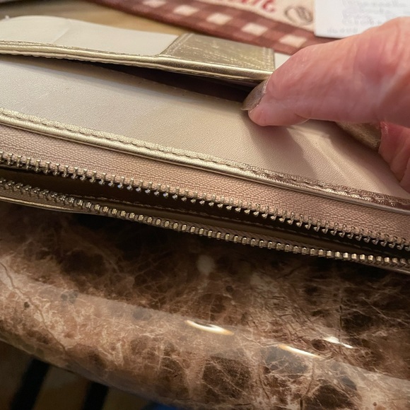 Coach leather light cream color and Gold zip around wallet Gold buckle NWOT - Picture 5 of 8